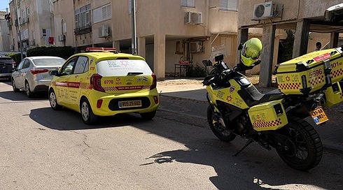 תינוק בן ארבעה חודשים במצב קשה וסובל ממכת חום לאחר ששהה ברכב סגור במועצה אזורית במרכז