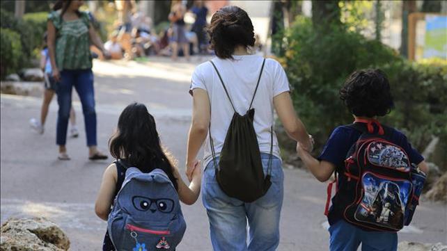 ילדים הולכים לבית הספר בירושלים ב-1 בספטמבר 2021