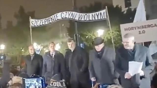 אזכור מחנה ההשמדה אושוויץ בהפגנת מתנגדי חיסונים בפולין