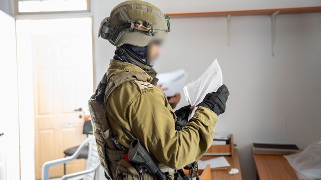 לוחמי צה"ל בפשיטה על משרדים של ארגוני צדקה ביהודה ושומרון