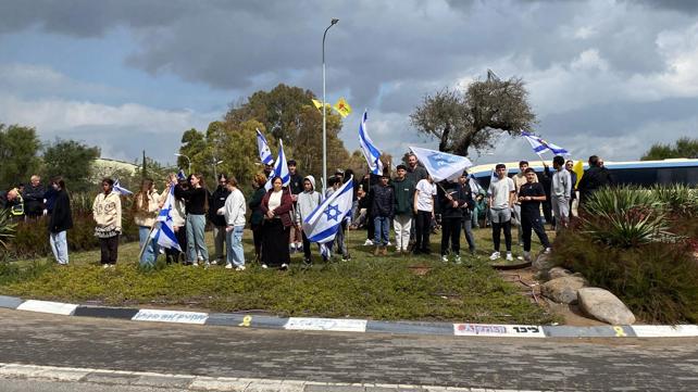 תושבי מועצה אזורית שדות נגב מחכים לשיירה