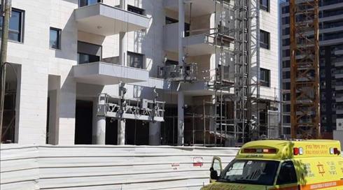 פועל בניין כבן 40 נהרג באתר בנייה בהוד השרון