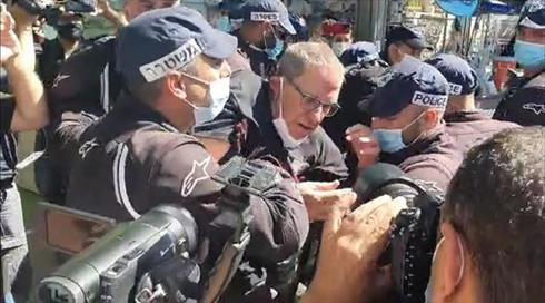 המשטרה נערכת להפגנות בי-ם ופינתה את מאהל המוחים נגד רה"מ