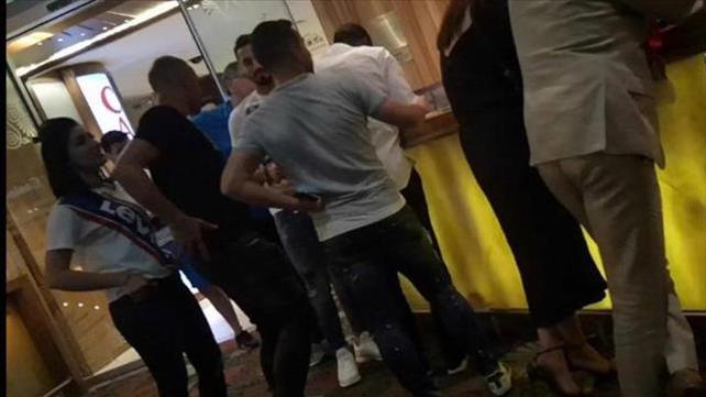 סבע, כיאל וטוואטחה (בגבו עם חולצה לבנה) בקזינו בפולין