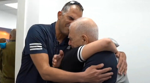 שוב בזרועות אהוביהם: אגם ברגר, ארבל יהוד וגדי מוזס סוף סוף בבית
