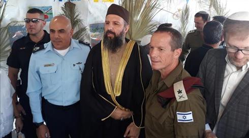"היכולת לשבת יחד מקדמת שלום": פלסטינים בסוכה של ראש מועצת אפרת