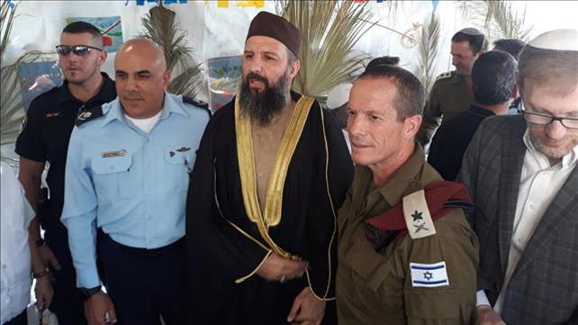 פלסטינים בסוכה של ראש מועצת אפרת עודד רביבי