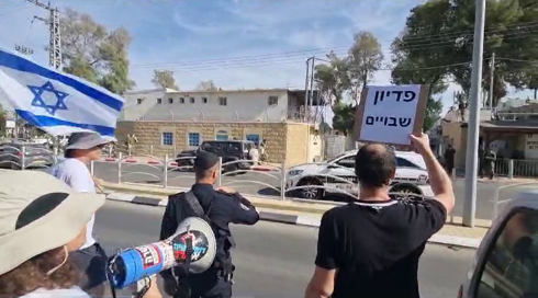 "הדם על הידיים שלך": נתניהו הגיע לבסיס בדרום, המפגינים חיכו בחוץ