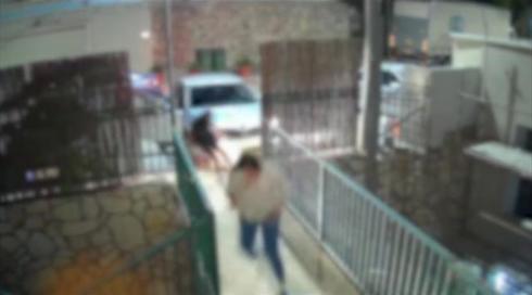 תיעוד: עבריין פתח באש על מכונית שבה שהו תינוקות