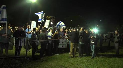 הטקס המשותף: פעילי ימין שרפו דגלי פלסטין