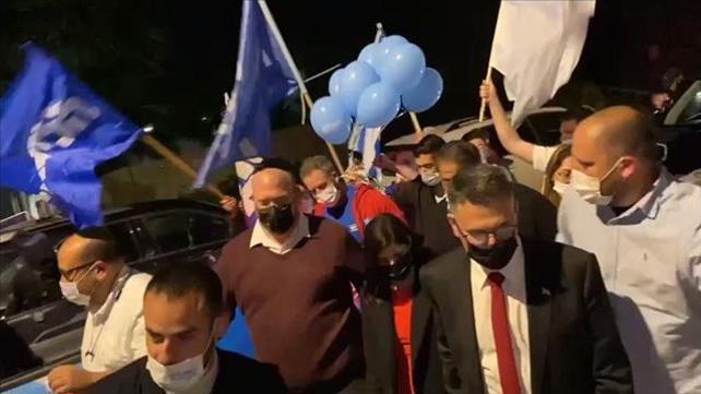 גדעון סער מלווה במשטרה אחרי מהומות מחוץ לכנס שלו בידי פעילי ליכוד. 13.3.21