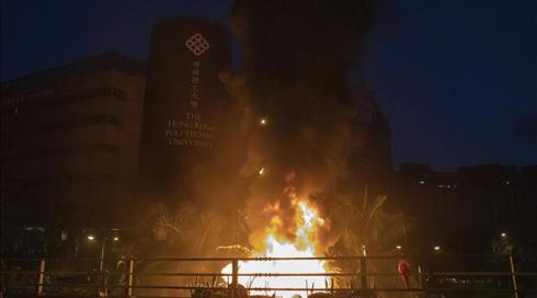 תיעוד: מפגינים בהונג קונג הבעירו רכב משטרתי
