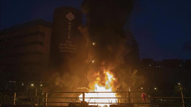 מפגינים בהונג קונג הציתו רכב משטרתי 18.11.19