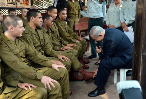 ראש הממשלה בנימין נתניהו עם מתגייסים בבקו