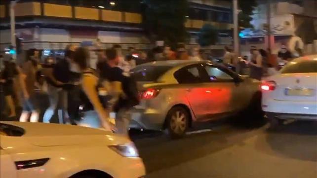 תיעוד פגיעת מכונית במחאת הדגלים השחורים בתל אביב, 01.10.20