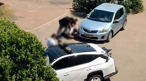 "כמו אחרון הנוחבות": מאבטחים תקפו הלום קרב מ-7 באוקטובר - לעיני בנותיו