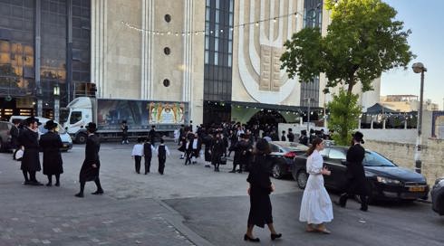 בזמן איסור התקהלות - אלפים הגיעו לחתונת נכדתו של האדמו"ר