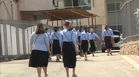 שקד על כתבת כאן חדשות: "החרדיות משכילות יותר מהגברים"