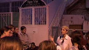 מבקרים בשכונת נחלאות בעת סיורי הסליחות. 15.9.2004