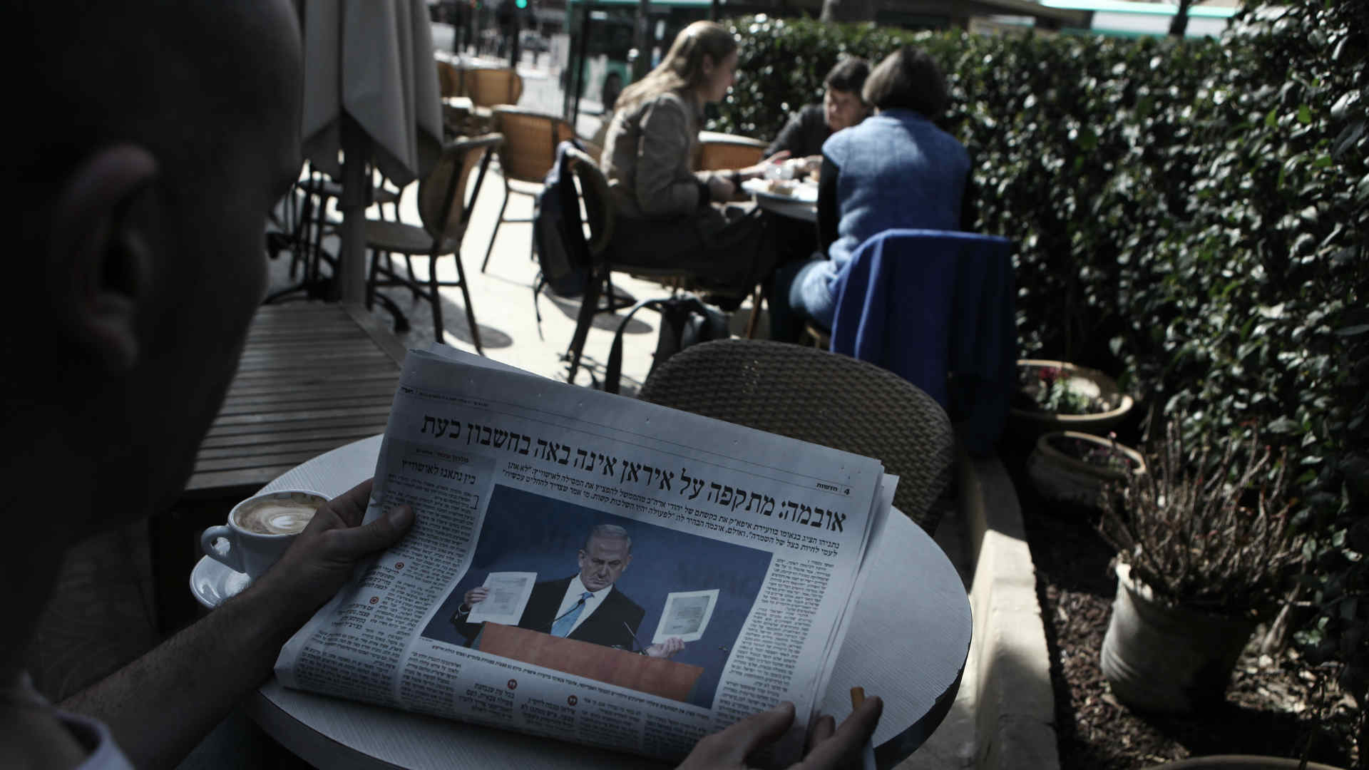 אדם קורא את "הארץ", ב-2012