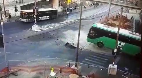 בת 18 נפצעה קשה מפגיעת אוטובוס בירושלים