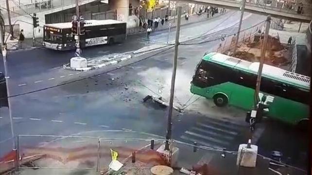 אוטובוס מתנגש בבטונדה ופוגע בהולכת רגל בירושלים 25.10.21