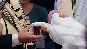 מוהלים הם פושעים? שני מוהלים עומדים לדין בבלגיה אחרי שביצעו ברית מילה