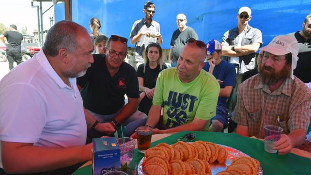 שר הביטחון ליברמן בביקור בקיבוץ אור הנר