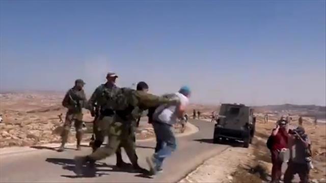קצין צה"ל דוחף מפגין