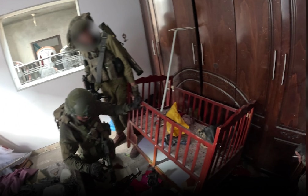 מציאת אמצעי לחימה בחדר ילדים