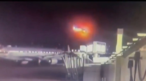 כדור אש צונח מהשמיים: 67 הרוגים בארה"ב בהתנגשות של מטוס במסוק צבאי
