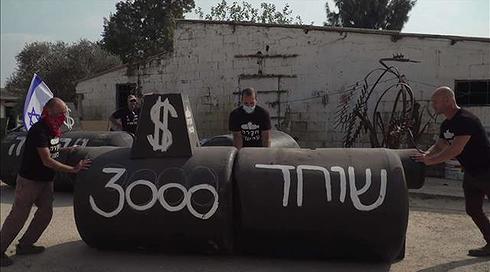 חביות הפלסטיק שהפכו לסמל המחאה נגד נתניהו