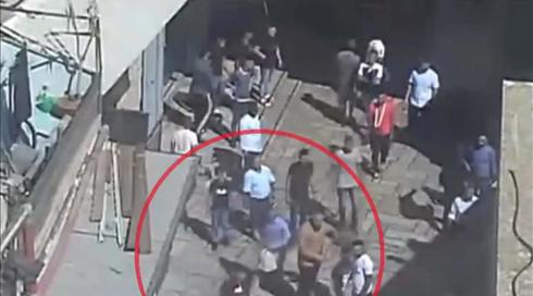 למרות תיעוד מצלמות האבטחה: נסגר תיק נגד אדם שתקף בבקבוק זכוכית