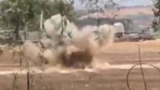 דמותו של נסראללה תלויה בהפגנה בביירות 8.8.2020 