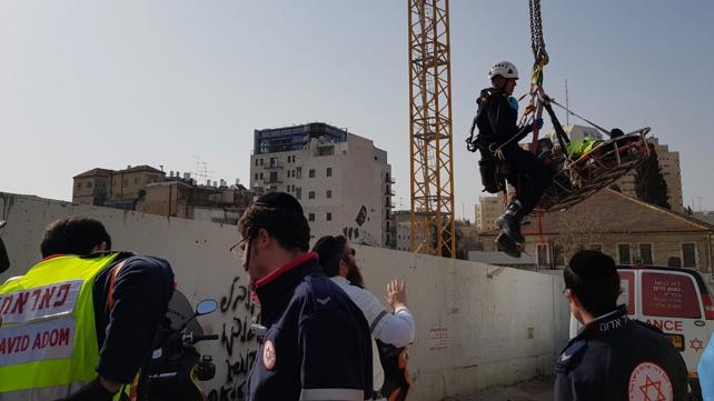 פועל נהרג באתר בנייה בירושלים