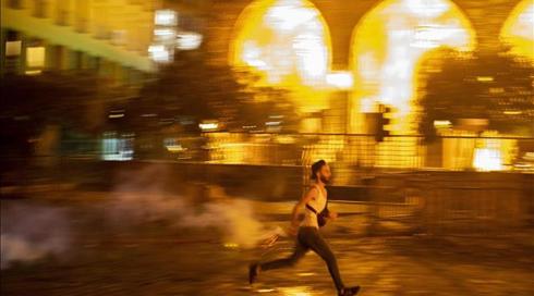 לבנון: עימותים בין מפגינים לשוטרים מחוץ לפרלמנט