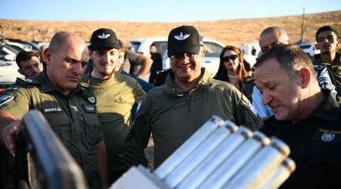 השר בן גביר עלה על מדים בבסיס מג"ב וספג ביקורות: "קרקס"
