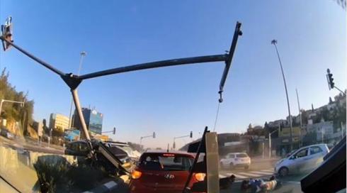 פגיעה והרמזור קורס: תיעוד תאונה קטלנית בצפון