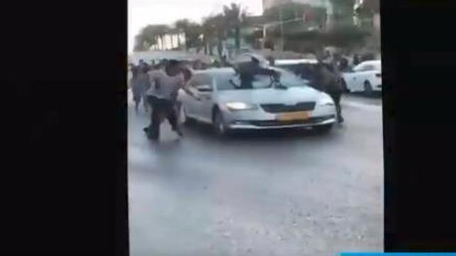 מפגין קופץ על רכב