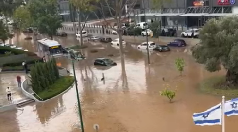 עקב הגשמים העזים: הצפות בנתניה, כביש 2 נחסם בפולג