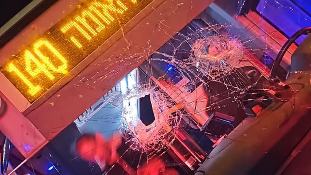 אוטובוס שנפגע מיידוי אבנים בגבעת אסף שבבנימין, נובמבר 2024