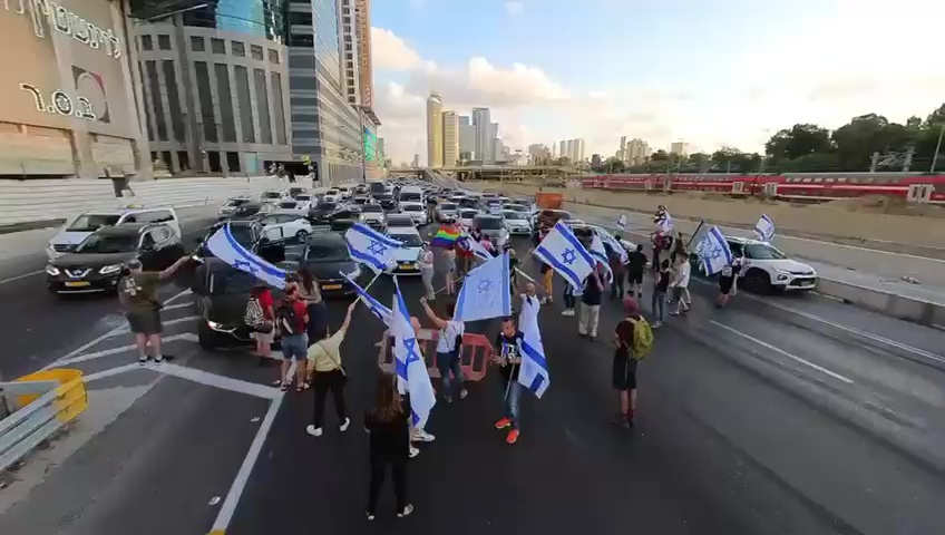 מפגינים חסמו את נתיבי איילון