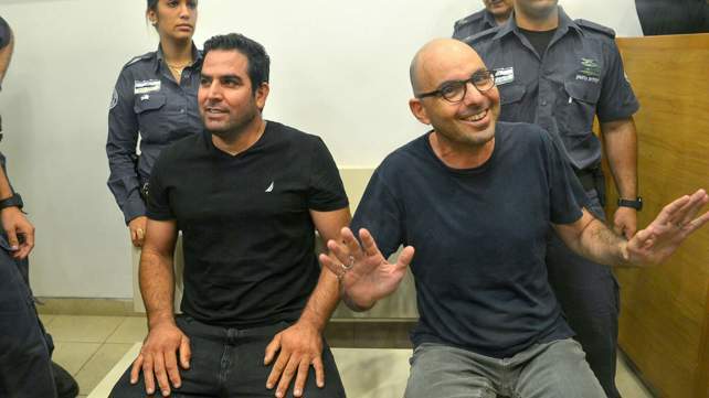 אלדד יניב ומני נפתלי בבית המשפט
