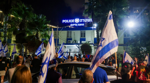הניחו עלונים בבית הכנסת של יולי אדלשטיין ונעצרו במשך יותר מ-8 שעות