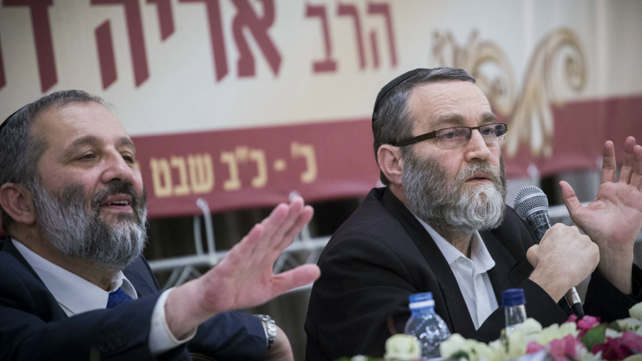 מימין: ח"כ משה גפני ושר הפנים אריה דרעי