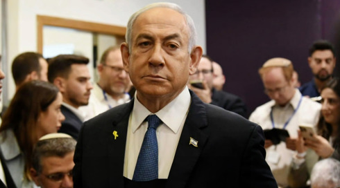 "לפעמים חוטא בסיגר, ושונא שמפניה": היום הראשון של נתניהו על דוכן העדים