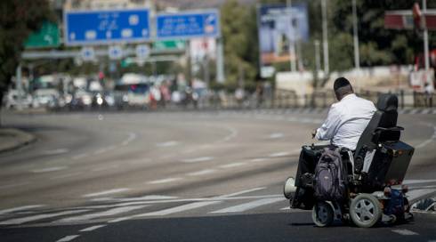 הנכים חסמו את כביש 1; המשטרה מחלקת קנסות למוחים