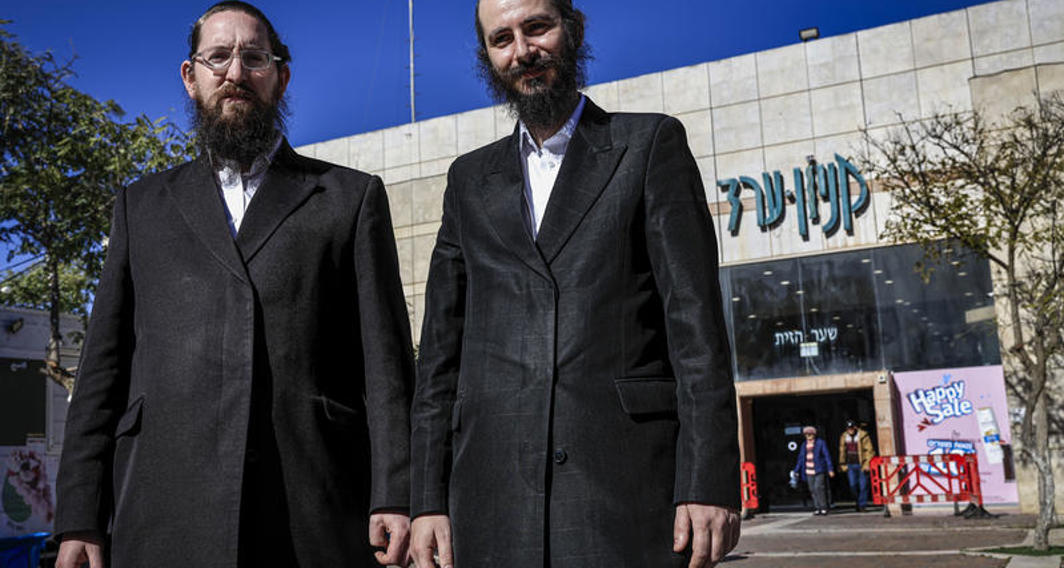 שמחה גרינבוים ומנחם קיין משושלת חסידי גור, הבעלים החדשים של קניון ערד