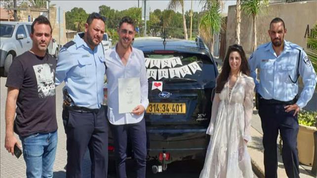 תיעוד: גונב מרכבם של זוג שזה עתה התחתן