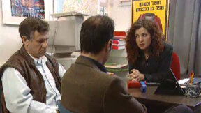 אנשים משוחחים בתוך משרד. 4.4.1999